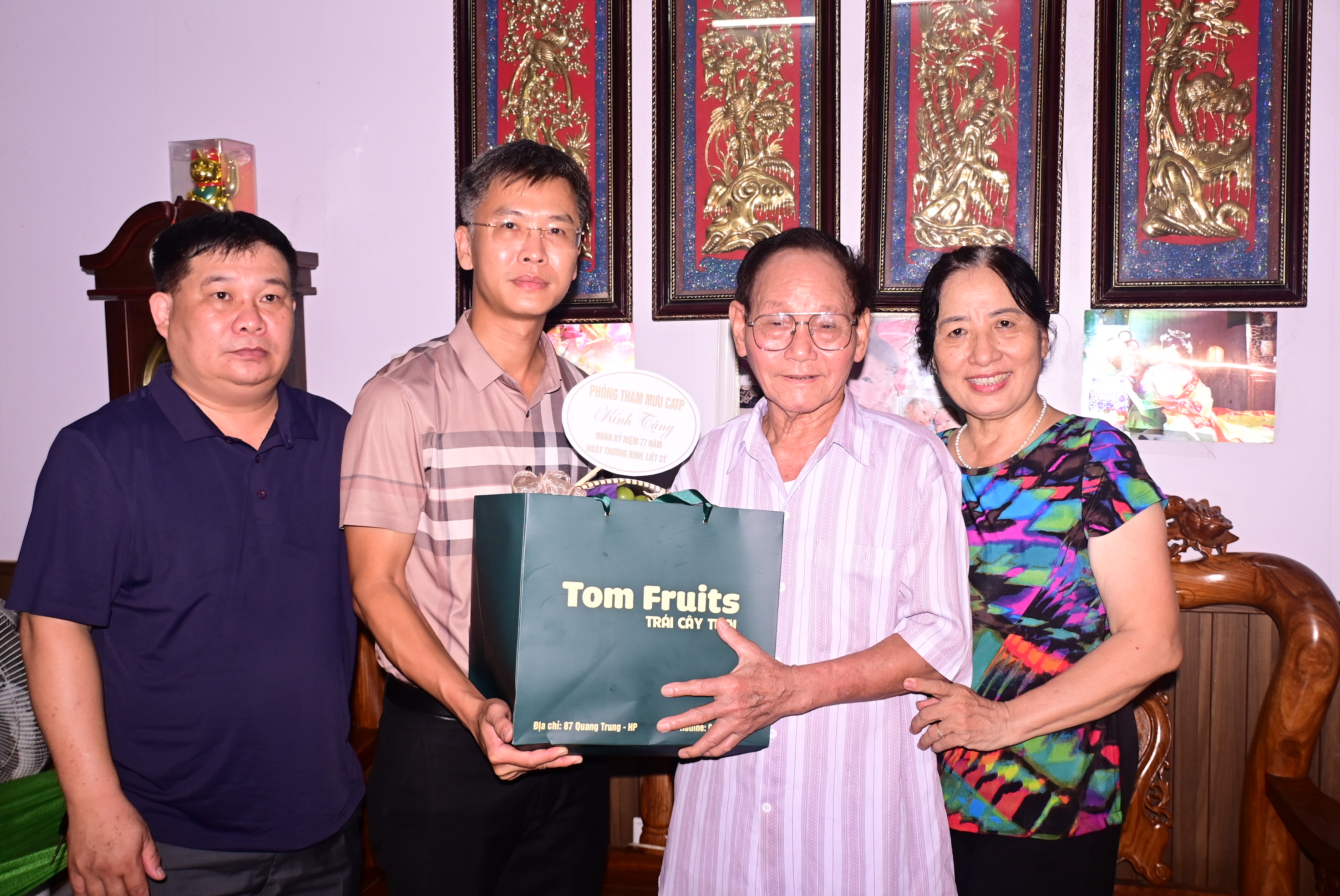 Phòng Tham mưu thăm hỏi, tặng quà 6 gia đình thương binh, bệnh binh, liệt sỹ